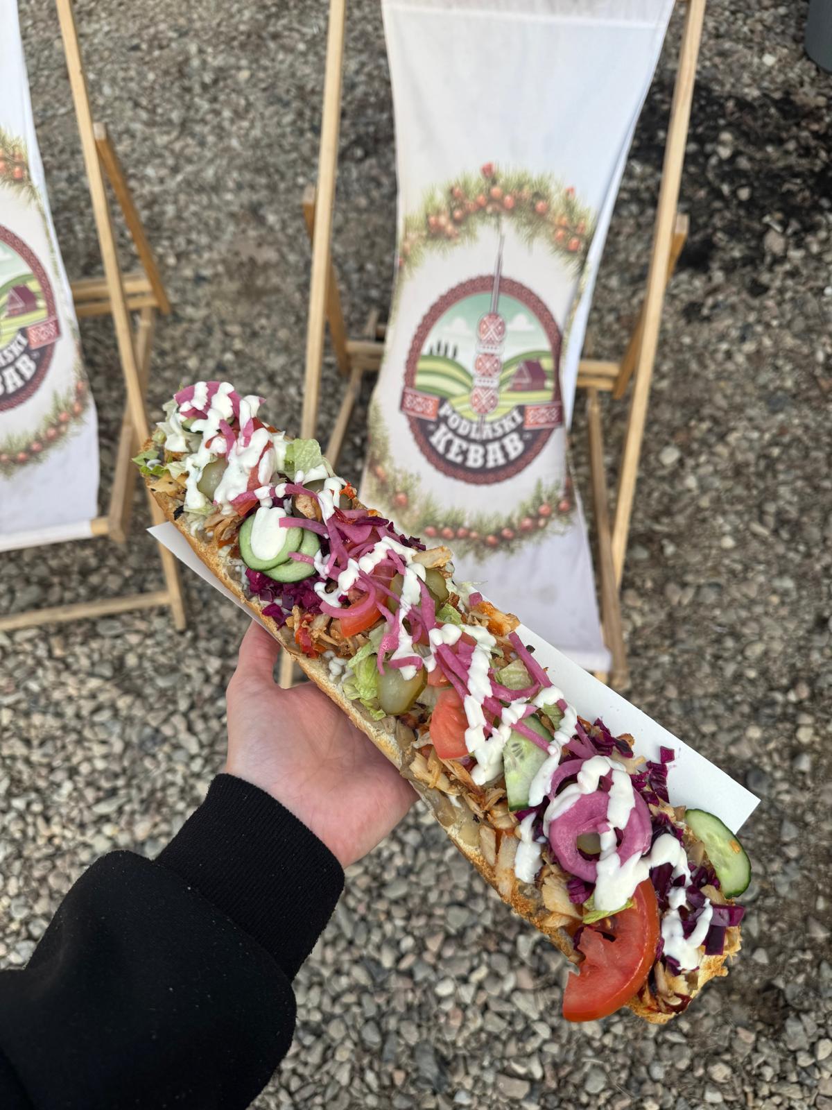 Długi kebab ze świeżymi warzywami i sosem